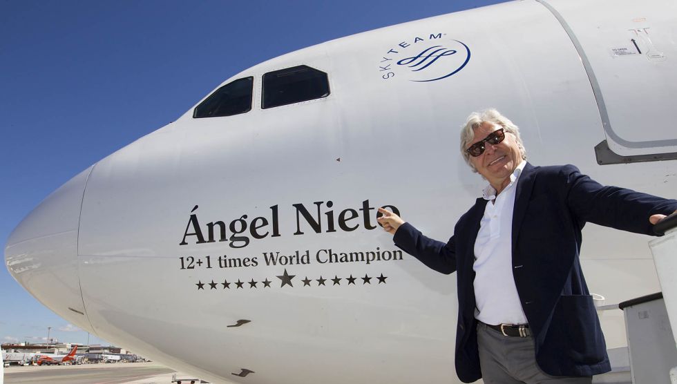 Ángel Nieto posa ante el avión que lleva su nombre de la flota de Air Europa