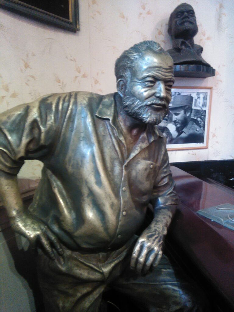 La estatua del escritor,Ernest Hemingway en la barra de El Floridita