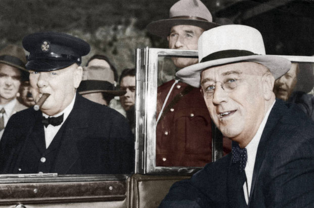 Winston Churchill y Theodore Roosevelt que viste un sombrero de paja toquilla, que dio origen al nombre de "sombrero Panamá".