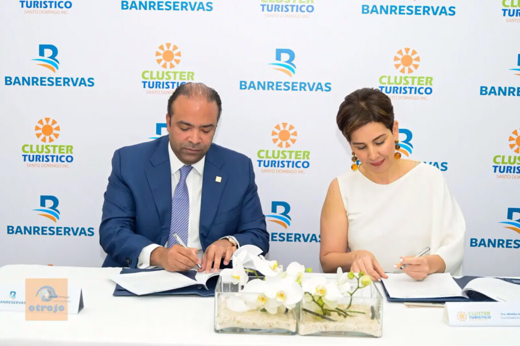 Samuel Pereyra, administrador general de Banreservas, y Mónika Infante, coordinadora general del Clúster Turístico de Santo Domingo firmaron un acuerdo de colaboración para respaldar y fortalecer iniciativas que promuevan la inversión turística sostenible y el emprendimiento innovador en esta ciudad.